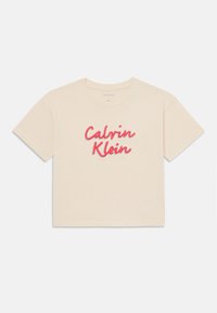 Īsām piedurknēm, krēmkrāsas krupas t-krekls ar izšūtu sarkano "Calvin Klein" logotipu uz krūškurvja; maiga kokvilnas auduma, apaļa apkakle.