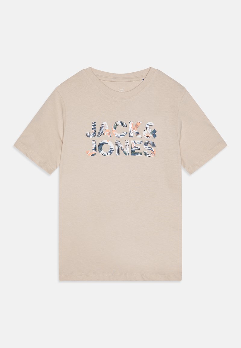 Beige t-skjorte med korte ermer som har teksten "JACK & JONES" i et flerfarget tropisk mønster. Laget av myk bomull.