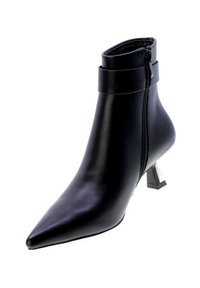 Stivale alla caviglia in pelle nera con punta appuntita, chiusura con zip laterale e un unico tacco a blocco metallico. Texture liscia con un design aderente.