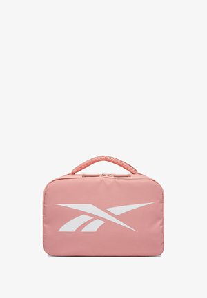 Estuche rectangular rosa con asa acolchada y logo blanco de Reebok centrado en el frente, sobre un fondo blanco.
