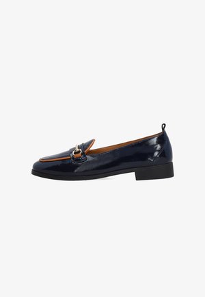 Navy-blaues Lackleder-Loafer mit runder Zehenpartie, kontrastierenden braunen Nähten und einer dekorativen goldfarbenen Schnalle auf dem Rist. Niedriger Blockabsatz.