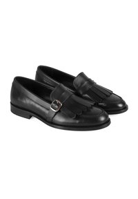 Schwarze Lederloafers mit fransigen Details auf der Oberseite, einem Riemen mit einer goldfarbenen Schnalle und einem runden Zehendesign.