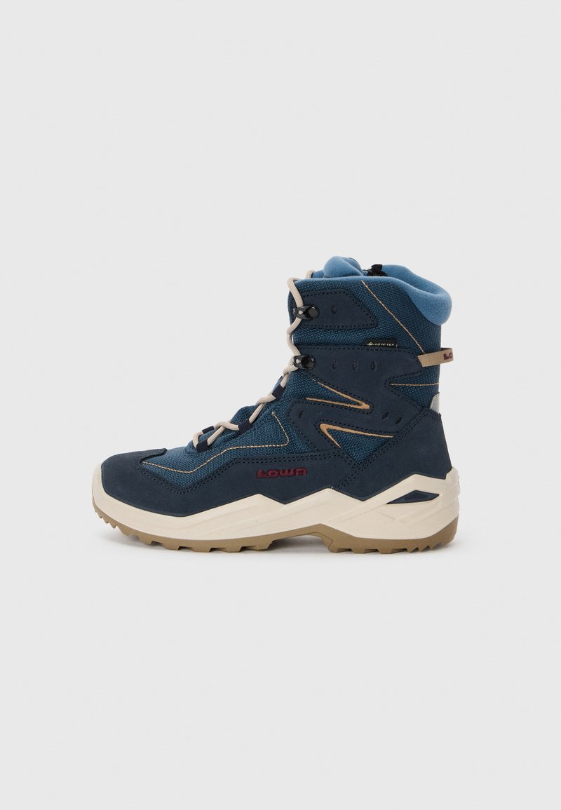 Blauer wasserdichter Wanderstiefel mit einem Obermaterial aus Wildleder und Textil. Enthält eine robuste Außensohle, eine Schnürung und einen gepolsterten Schaft.
