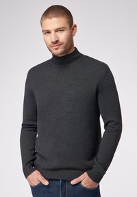 Dunkelgrauer Pullover mit Rollkragen aus Strickstoff, mit einem gerippten Kragen und Bündchen, locker geschnitten und mit langen Ärmeln.