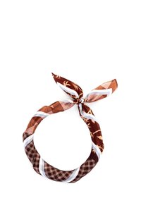 Écharpe brune à motifs avec des designs floraux et à carreaux, présentant une texture lisse et des extrémités semblables à des rubans nouées au centre.