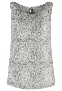 Blouse blanche sans manches avec petit motif à pois noirs, encolure ronde avec bord volanté et fermeture au dos par bouton.