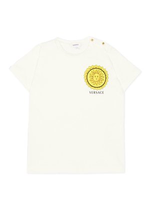 Biała koszulka z krótkim rękawem z żółtym emblematem słońca i logo Versace na piersi, z dwoma złotymi guzikami na lewym ramieniu.