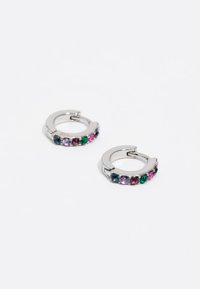 Orecchini a cerchio in argento con gemme multicolori, tra cui verde, blu, viola e rosa, incastonati in un design curvato.