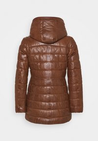 Chaqueta de plumas de piel marrón con capucha, que presenta un diseño acolchado, mangas largas y una silueta ajustada, vista desde la parte posterior.