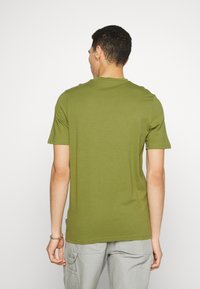 Olivengrøn kortærmet T-shirt med rund hals, glat tekstur og almindelig pasform. Bagsiden viser et rent design uden udsmykninger.