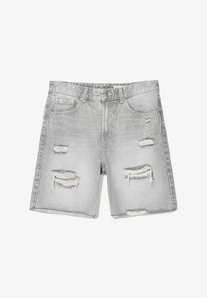 Graue Denim-Shorts mit einem ausgewaschenen Design, mehrfachen Rissen, klassischem Fünf-Taschen-Stil und Kupfernieten-Akzenten.