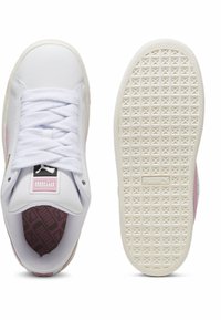 Fehér sneaker rózsaszín kiegészítőkkel, sima szintetikus felsőrész, lapos fűzőzár, mintás talpbetét és texturált gumitalp.
