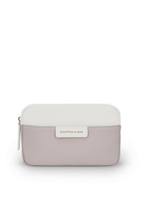 Pochette rettangolare Kapten & Son in tessuto grigio chiaro con parte superiore bianca, caratterizzata da un patch logo dorato e chiusura con zip. Texture liscia e design minimalista.
