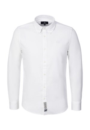 Biała koszula z długim rękawem na guziki z kołnierzykiem, widoczna metka marki na dole oraz metka ze średnim rozmiarem wewnątrz kołnierzyka.