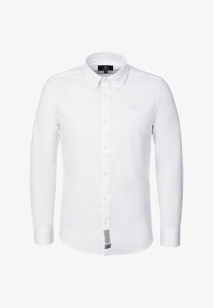 Biała koszula z długim rękawem na guziki z kołnierzykiem, widoczna metka marki na dole oraz metka ze średnim rozmiarem wewnątrz kołnierzyka.