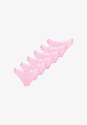 Vijf paar roze low-rise bikinibroekjes met witte elastische taillebanden, gemaakt van zacht, rekbaar materiaal; naadloos ontwerp voor comfort.
