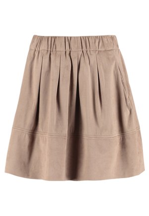 Bruine geplooide rok met een elastische tailleband, gemaakt van een zachte stof. Heeft een gladde textuur en twee zijzakken.