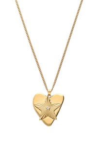 Gouden hart hangerketting met een gestructureerde stervorm en een kleine sprankelende edelsteen in het midden, hangend aan een ketting.