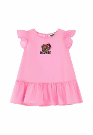 Robe rose sans manches pour tout-petit avec épaules et ourlet à volants, ornée d'un ours en peluche avec une fleur et du logo "MOSCHINO" sur la poitrine.