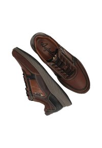 Bruine sneakers van textuurleer en synthetische materialen. Voorzien van een vetersluiting, contrasterende stiksels en een rubberen zool.