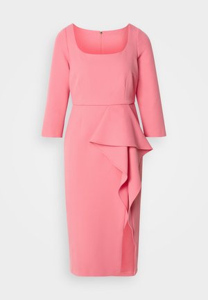 Lyserød kjole lavet af letvægtsstof, med firkantet udskæring, trekvartærmer og et lagdelt flæsedetalje foran.