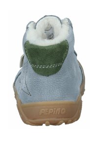 Zapato tipo botín para niños pequeños con un suave upper de cuero azul claro, acentos de gamuza verde, forro de peluche y una suela de goma con agarre texturizado.