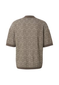 Brun kortermet genser med teksturert mønster av repeterende halvsirkler og ensfarget ribbestrikket krage, mansjetter og nederkant.