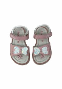 Sandali rosa con un fiocco lucido e iridescente sulla cinghia, fissati con una chiusura in velcro. Presentano un motivo floreale sulla soletta.