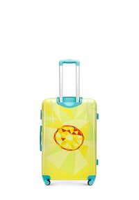 Valise rigide jaune de cabine avec un motif géométrique, des accents turquoise et un design graphique en diamant. Elle est dotée de quatre roues et d'une poignée télescopique.