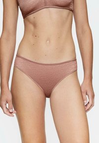 Brązowe bikini dolne o teksturowanej powierzchni z gładkim pasem w talii, z delikatnym wzorem. Materiał wydaje się elastyczny i dopasowujący się do ciała.