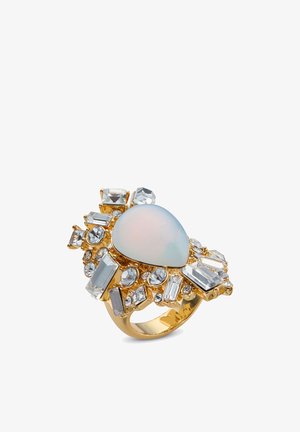 Anello d'oro con una pietra centrale opalescente a forma di pera, circondata da varie forme di cristalli chiari e dettagli intricati.