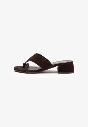 Sandale en daim marron avec un petit talon bloc, dotée de deux larges brides croisées au niveau des orteils et d'un dos ouvert pour un enfilage facile.