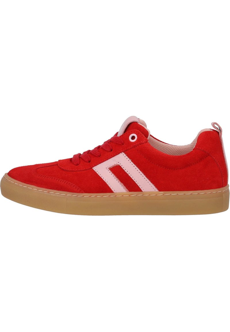 Sneaker rossa in suede con dettagli rosa, punta tonda, design con lacci e suola in gomma. Presenta due strisce rosa sul lato.