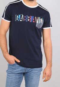 Námořnické tričko s bílým lemem, s barevným grafickým motivem "GABBANO" a kontrastní šedou kapsou na prsou.