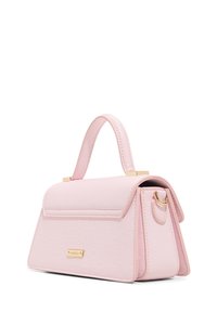 Sac à main rose en matériau synthétique texturé ; il possède une poignée supérieure, des accents en métal doré et un fermoir à rabat avec un logo.