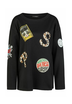 Zwart shirt met lange mouwen met kleurrijke patches waaronder een meisjesgezicht, letters met luipaardprint, een glimlachend gezicht en tekst "Make today the best day ever."