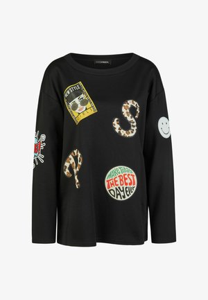 Zwart shirt met lange mouwen met kleurrijke patches waaronder een meisjesgezicht, letters met luipaardprint, een glimlachend gezicht en tekst "Make today the best day ever."
