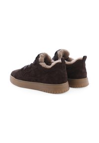 Braune Wildleder-Sneaker mit einem weichen beigen Innenfutter. Sie verfügen über eine abgerundete Zehenpartie, eine strukturierte Oberseite und eine flexible, tanfarbene Gummisohle. Ein Zugtab hinten ist enthalten.