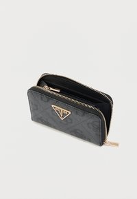 Portafoglio nero con trama, zip e logo dorati. Presenta una chiusura con cerniera a tutto giro e numerosi scomparti per carte e contanti.