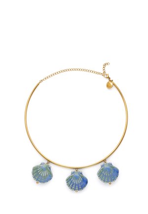 Collar choker de oro con tres colgantes de conchas marinas esmaltadas en azul y verde y una pequeña etiqueta de oro en el cierre ajustable de la cadena.