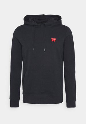 Felpa con cappuccio nera in cotone, con cappuccio regolabile tramite coulisse, tasca a marsupio frontale e un piccolo logo triangolare rosso sul petto.