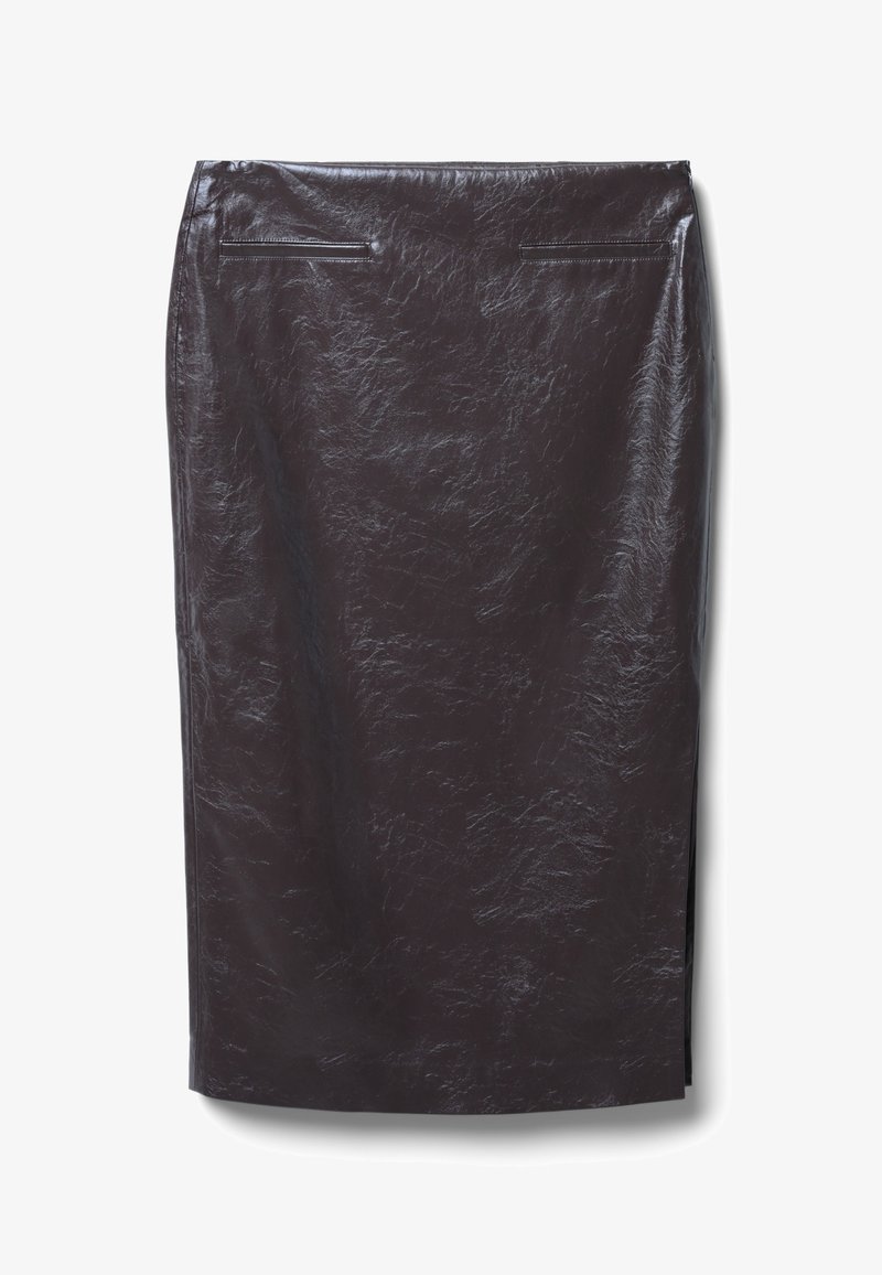 Jupe crayon noire en simili cuir avec deux poches fendues horizontales près de la taille et une discrète fente latérale à l'ourlet.