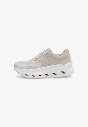 Des chaussures de sport beige clair avec une tige en mesh, des accents en daim et une épaisse semelle blanche avec des découpes pour un meilleur amorti.