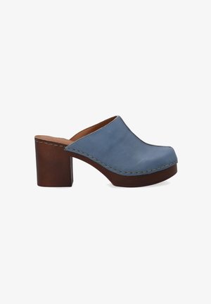 Himmelblaue Lederclogs mit glatter Oberfläche, ausgestattet mit einem dicken braunen Holzblockabsatz und weißer Ziernaht entlang der Kante.