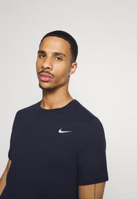 Nike Performance CREW SOLID - T-shirt desportiva - obsidian/matte silver