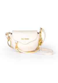 Borsa a tracolla in pelle bianca con forma arrotondata, accessori in oro, catena decorativa e chiusura a pattina. Presenta il logo del brand in rilievo sulla parte anteriore.
