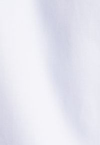 Tissu blanc avec une texture lisse et légèrement brillante. La surface semble uniforme, avec des variations subtiles de brillance.