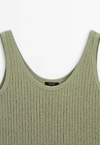 Débardeur côtelé vert olive avec larges bretelles et encolure ronde. Confectionné dans un tissu en maille texturé et léger.