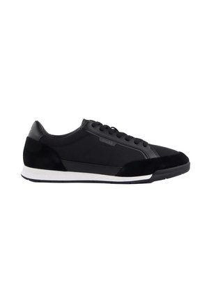 Zwarte lage sneaker met veters aan de voorkant, suède en leren details, en witte zool.