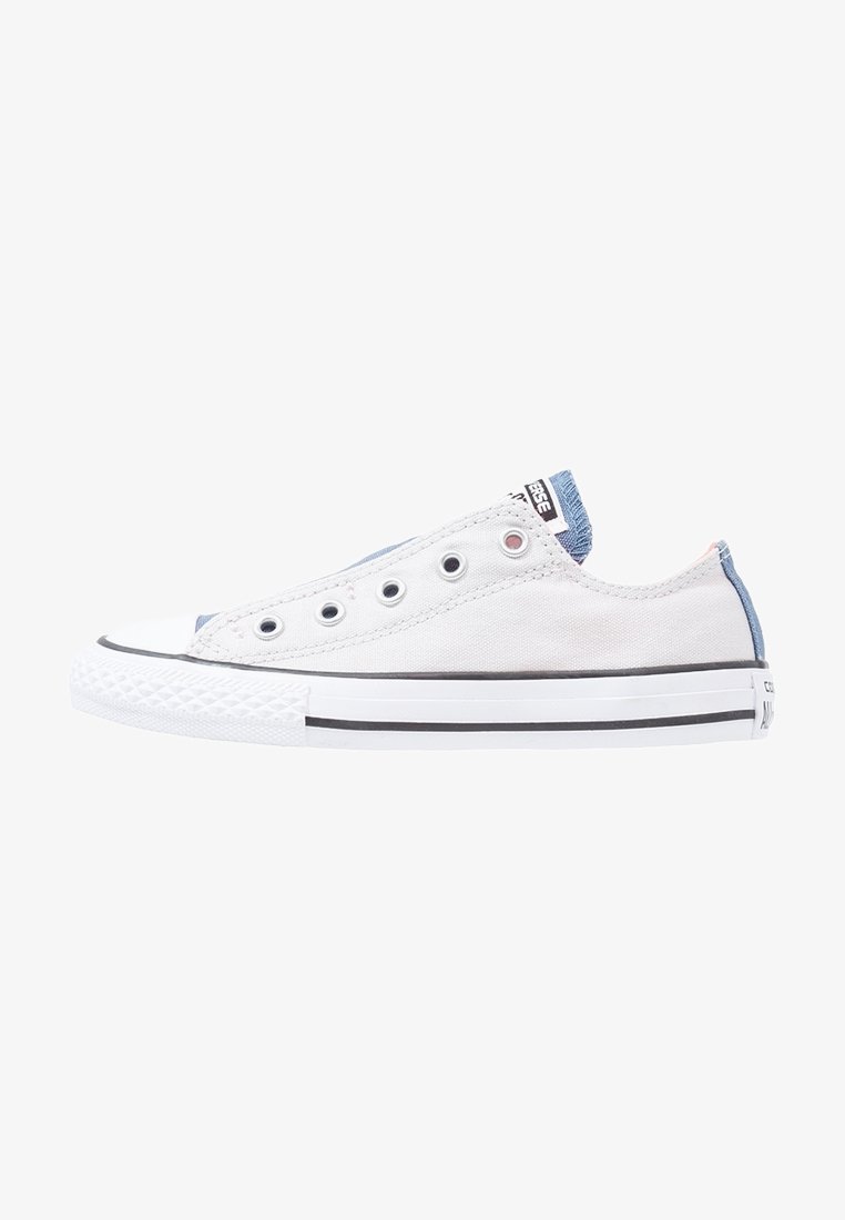 Baskets basses en toile blanche avec languette bleue au talon, semelle en caoutchouc blanche avec bande noire, et œillets métalliques sans lacets.